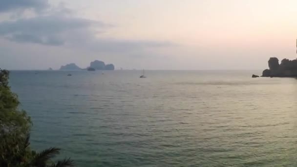 Beau coucher de soleil sur la plage, couleurs étonnantes — Video