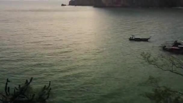 Beau coucher de soleil sur la plage, couleurs étonnantes — Video