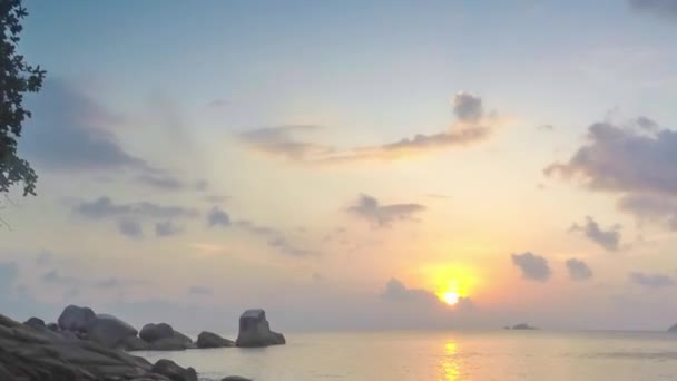 Schöner Sonnenuntergang auf tropischer Insel — Stockvideo