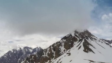 Zaman atlamalı saçar ve tepeler üzerinde akan kötülük yoğun bulutlar