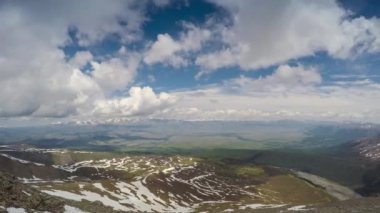 zaman atlamalı video. Güneş, bulutlar, dağlar.