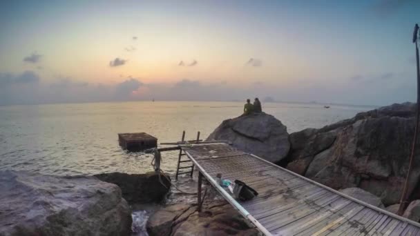 Silhouette de couple à la plage. Lumière du coucher du soleil — Video