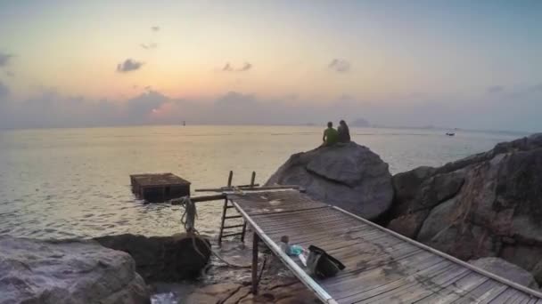 Ζευγάρι σιλουέτα στην παραλία. ηλιοβασίλεμα φως — Αρχείο Βίντεο