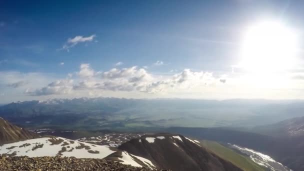 Time lapse vidéo. Soleil, nuages, montagnes . — Video