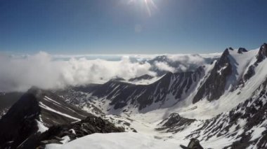Zaman atlamalı saçar ve tepeler üzerinde akan kötülük yoğun bulutlar