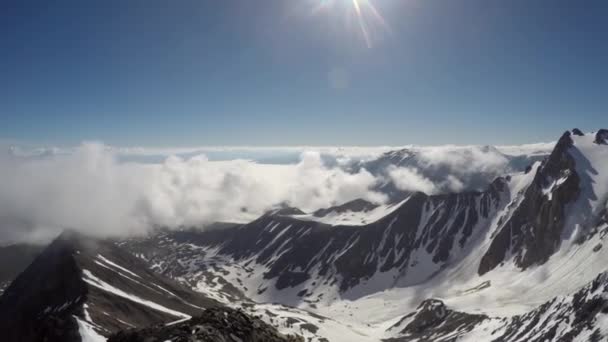 Lapso de tempo de nuvens intensamente intensas vagando e fluindo sobre picos — Vídeo de Stock