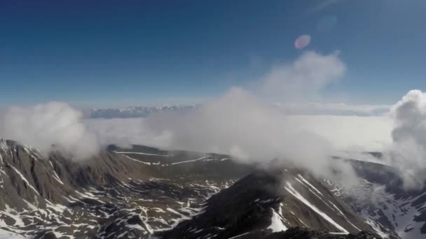 El lapso de tiempo de nubes impíamente intensas ondeando y fluyendo sobre picos — Vídeo de stock