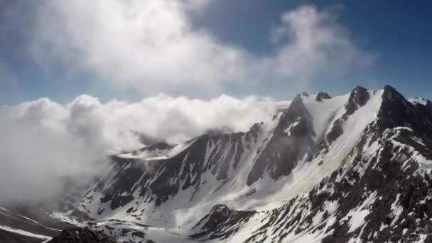 Lapso de tempo de nuvens intensamente intensas vagando e fluindo sobre picos — Vídeo de Stock