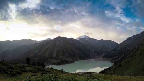 Voo de filmagem aérea acima de Foggy Mountain Lake ao amanhecer — Vídeo de Stock