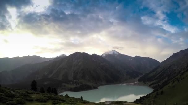 Légifelvételek repülés hajnalban ködös Mountain-tó felett — Stock videók