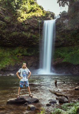 Adam Karpat Dağları'nda büyük bir şelale üzerinde.