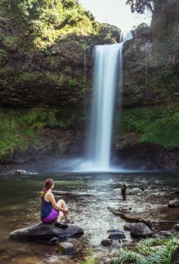 Adam Karpat Dağları'nda büyük bir şelale üzerinde.