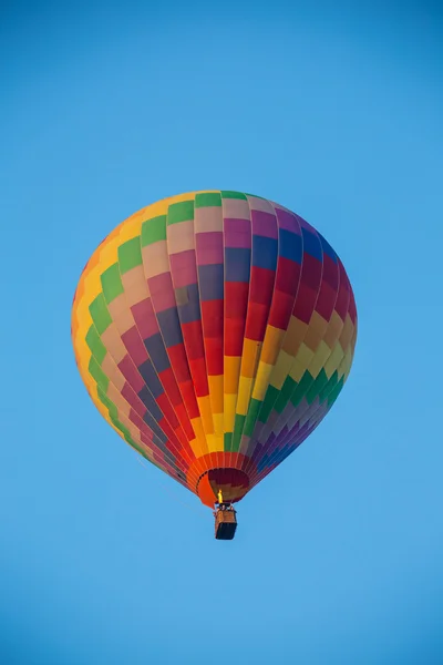 Horkovzdušný balón vysoko na obloze — Stock fotografie