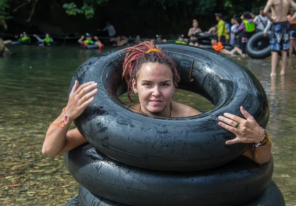 Dziewczyna w opony samochodowe, które są używane do pływania — Zdjęcie stockowe