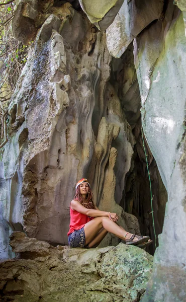 Mujer mirando a la distancia contra el fondo — Foto de Stock