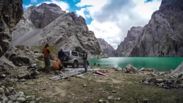 Catamarán se inclina sobre un lago — Vídeo de stock