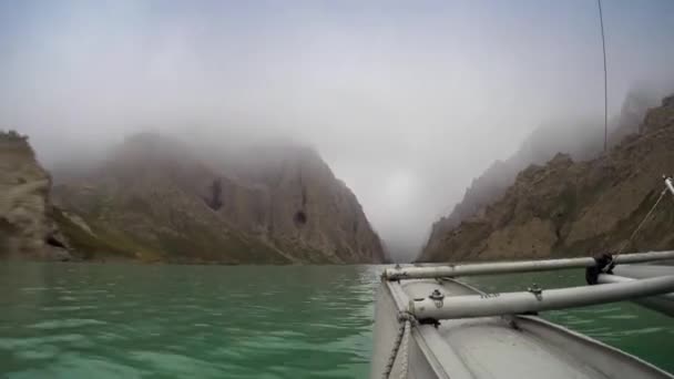 Paseos en barco por el lago — Vídeo de stock