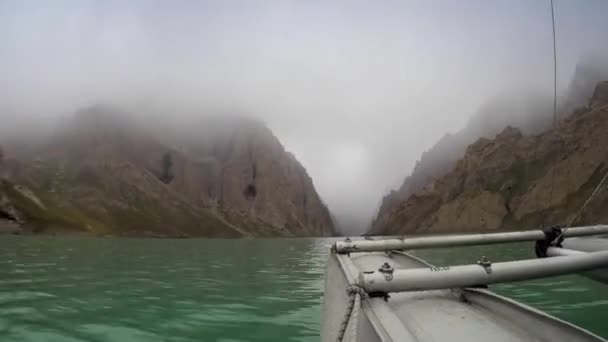 Pływanie łódką po jeziorze — Wideo stockowe