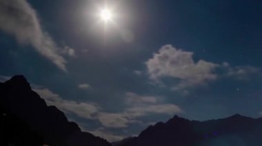 Otomobil ve kamyon ışıkları ile çerçeve çizgiler