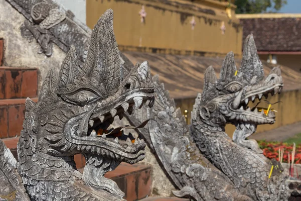 Vintage chinese stenen draak standbeeld — Stockfoto