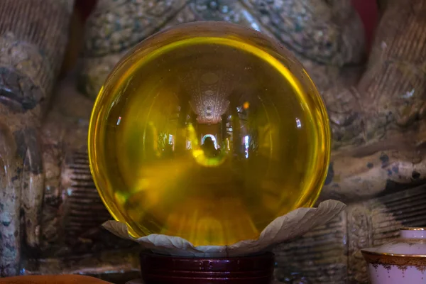 Bola transparente de vidro no fundo escuro, superfície de madeira. Foco suave . — Fotografia de Stock