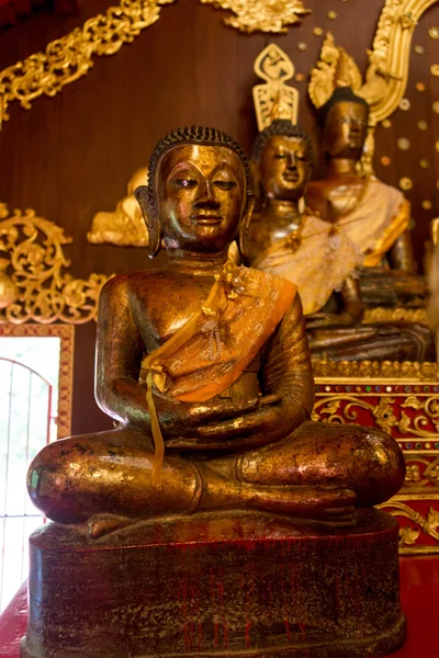 Buda colorido no templo da Tailândia — Fotografia de Stock