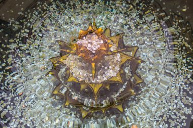 Bir çeşme için atılmış paraları