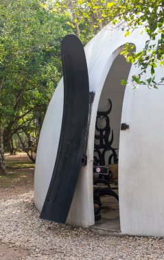 Yuvarlak windows ve beton zemin ışık loft Oda