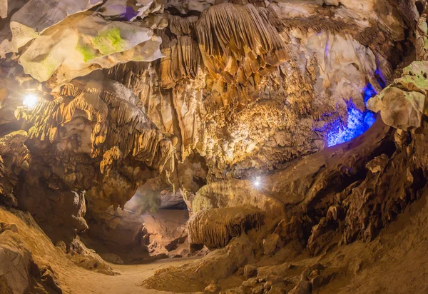 Grottan. Magnifik utsikt över Devetaki — Stockfoto