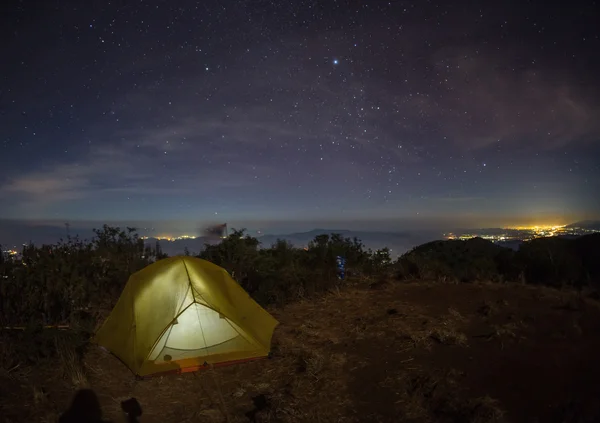 별 가득한 밤하늘 아래 텐트 광선. — 스톡 사진
