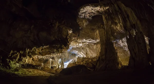 Luz solar en la cueva de Khaoluang, provincia de Phetchaburi, Tailandia . —  Fotos de Stock