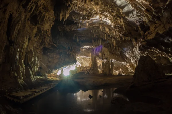 Luz solar na caverna em Khaoluang, Província de Phetchaburi, Tailândia . — Fotografia de Stock