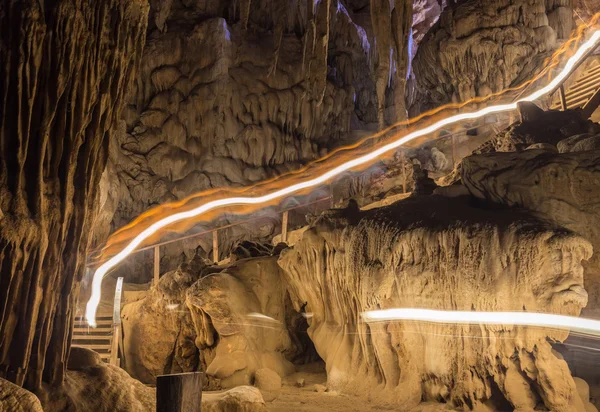在泰国碧武里省 khaoluang 洞穴里的阳光. — 图库照片