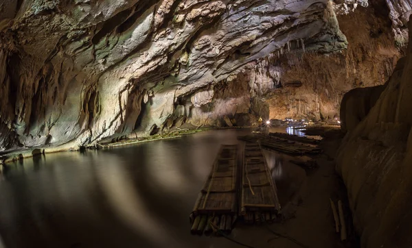 Lumière du soleil dans la grotte de Khaoluang, province de Phetchaburi, Thaïlande . — Photo