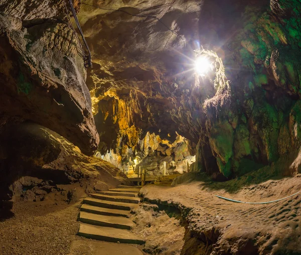 Die Höhle. herrliche Aussicht auf den Devetaki — Stockfoto