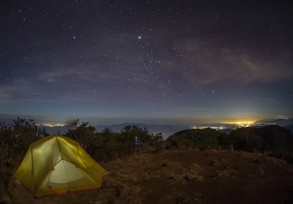 Tente brille sous un ciel nocturne plein d'étoiles . — Photo