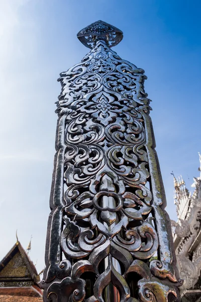 Textured door thai style in ancient buddhist temple. — Stock Photo, Image