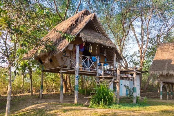 Pequeño bungalow en la plantación de cocoteros —  Fotos de Stock