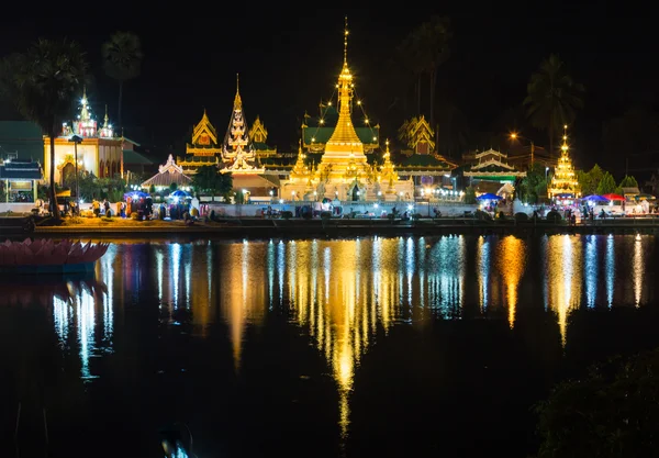 Belles couleurs claires du crépuscule à Wat Jong Klang et Kham dans la province de Mae Hong Son, Thaïlande . — Photo