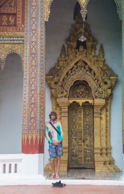 koh samui Tayland tapınak önünde poz turist seçici odak ve lens flare ile vurdu,