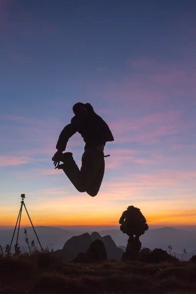 Hombre en la cima de la montaña. Escena conceptual . — Foto de Stock