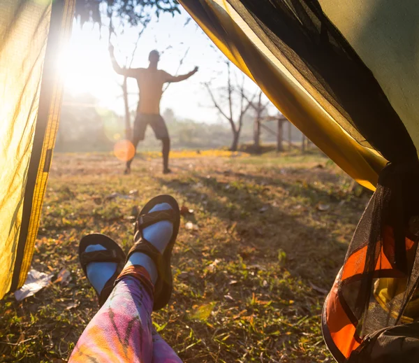 Donna sdraiata in tenda con caffè, vista sulle montagne e sul cielo — Foto Stock