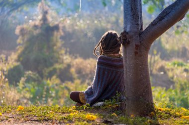 Sırt çantası ile seyahat backpacker ve Budist stupas görünüyor. Myanmar