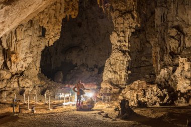 Sexy güzel mağarada poz üstsüz erkek model uygun