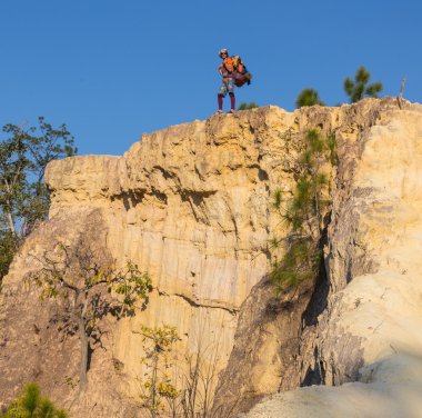 bir tepenin duran ve günbatımı Deniz Manzaralı zevk sırt çantası ile turizm