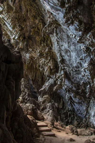 Lumière du soleil dans la grotte de Khaoluang, province de Phetchaburi, Thaïlande . — Photo