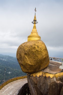 altın rock stupa Myanmar.