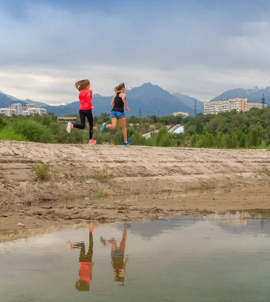 Due belle ragazze sono venute al parco della città in nuovo abbigliamento sportivo per andare a fare jogging. — Foto Stock