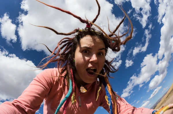 Interessante ragazza emotiva sulla natura — Foto Stock