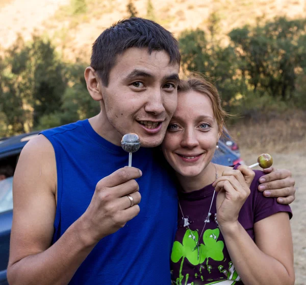 Casal amoroso admirando a beleza da natureza — Fotografia de Stock